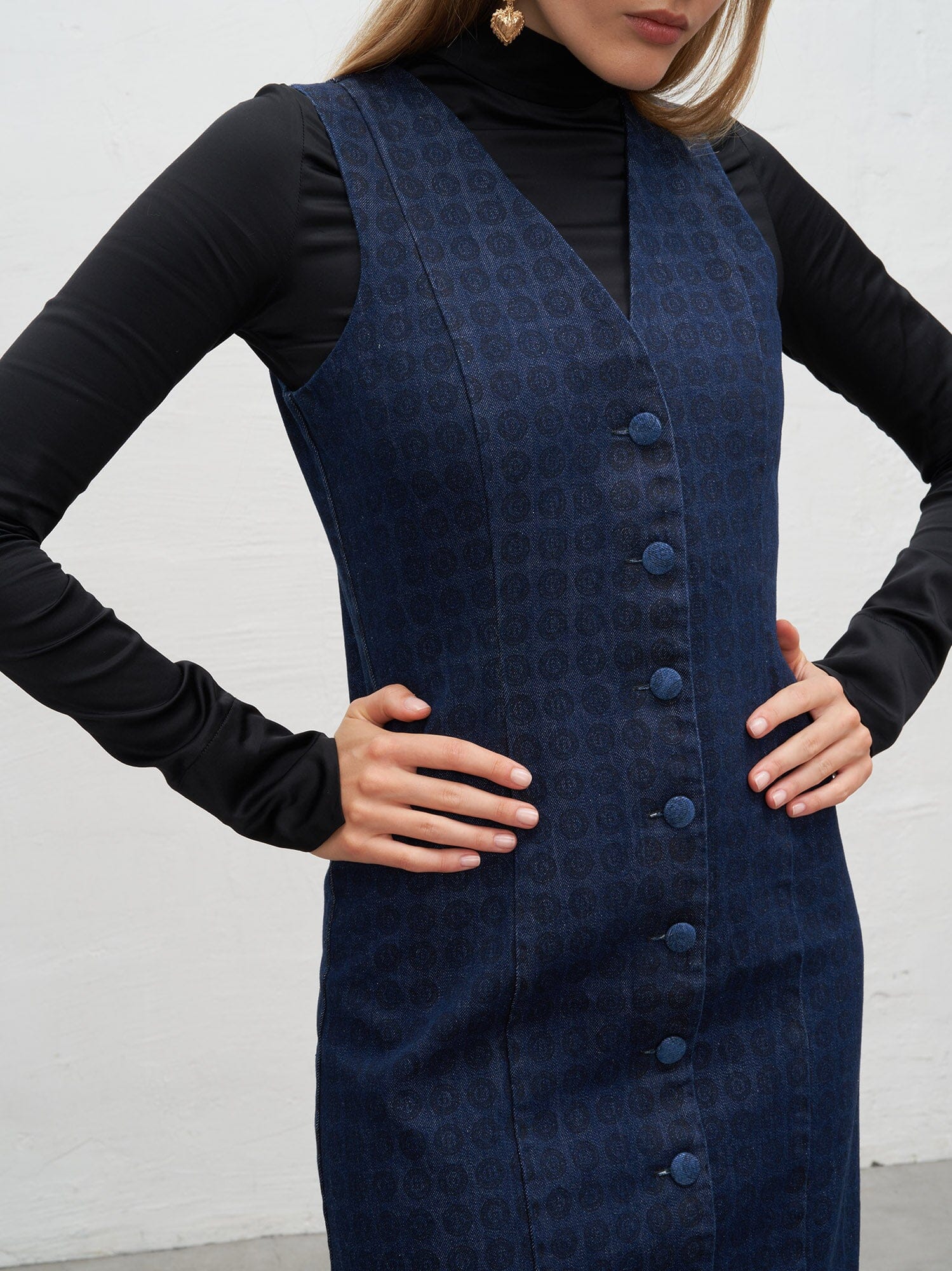 CALVINIA - Robe midi chasuble boutonnée en denim bleu imprimé blason Noir Robe Fête Impériale