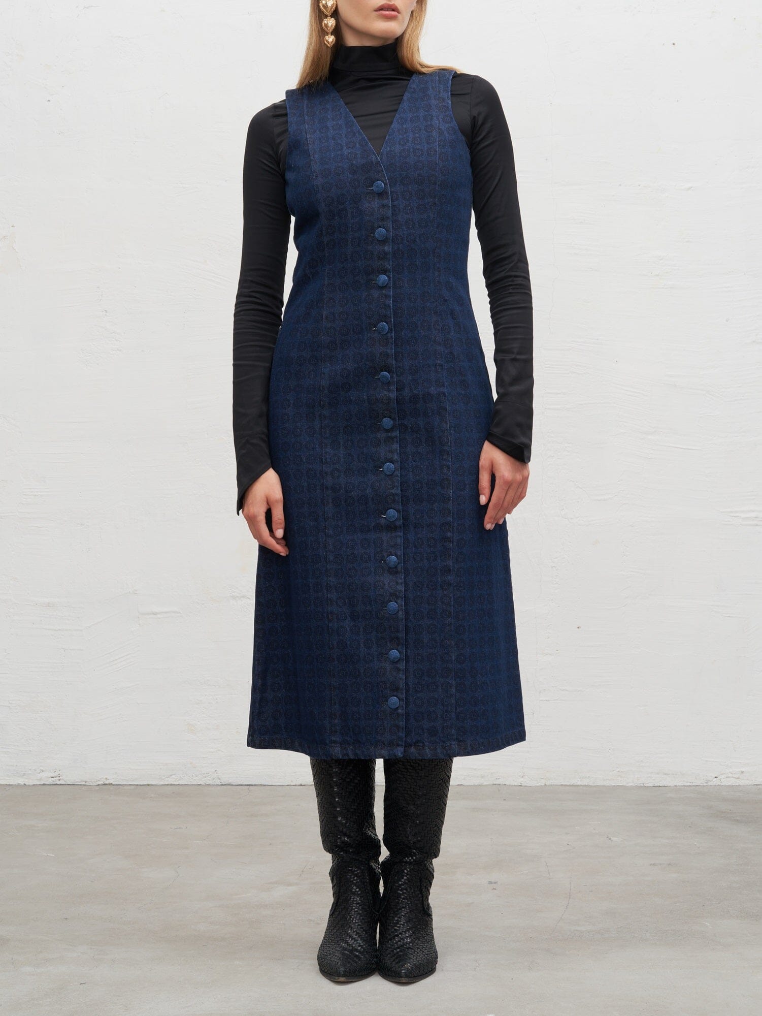 CALVINIA - Robe midi chasuble boutonnée en denim bleu imprimé blason Noir Robe Fête Impériale