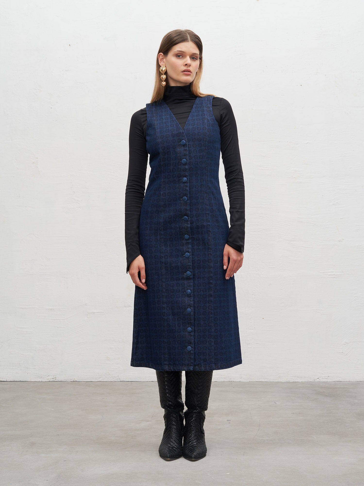 CALVINIA - Robe midi chasuble boutonnée en denim bleu imprimé blason Noir Robe Fête Impériale