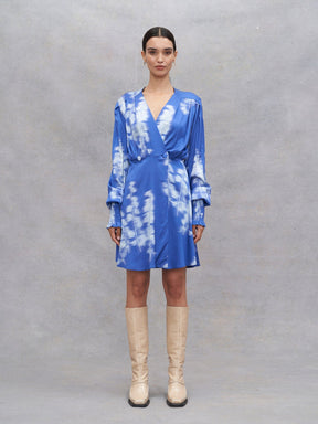 CHLORIS - Robe courte cache-cœur manches longues poignets smockés en satin de viscose FSC imprimé Abstract Dazzling Blue/Ice Melt Robe Fête Impériale