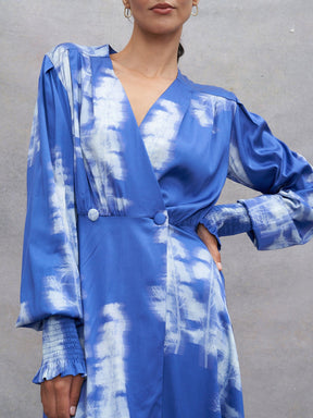 CHLORIS - Robe courte cache-cœur manches longues poignets smockés en satin de viscose FSC imprimé Abstract Dazzling Blue/Ice Melt Robe Fête Impériale