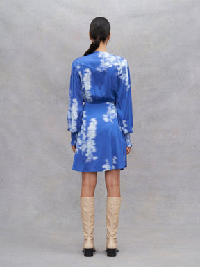 CHLORIS - Robe courte cache-cœur manches longues poignets smockés en satin de viscose FSC imprimé Abstract Dazzling Blue/Ice Melt Robe Fête Impériale