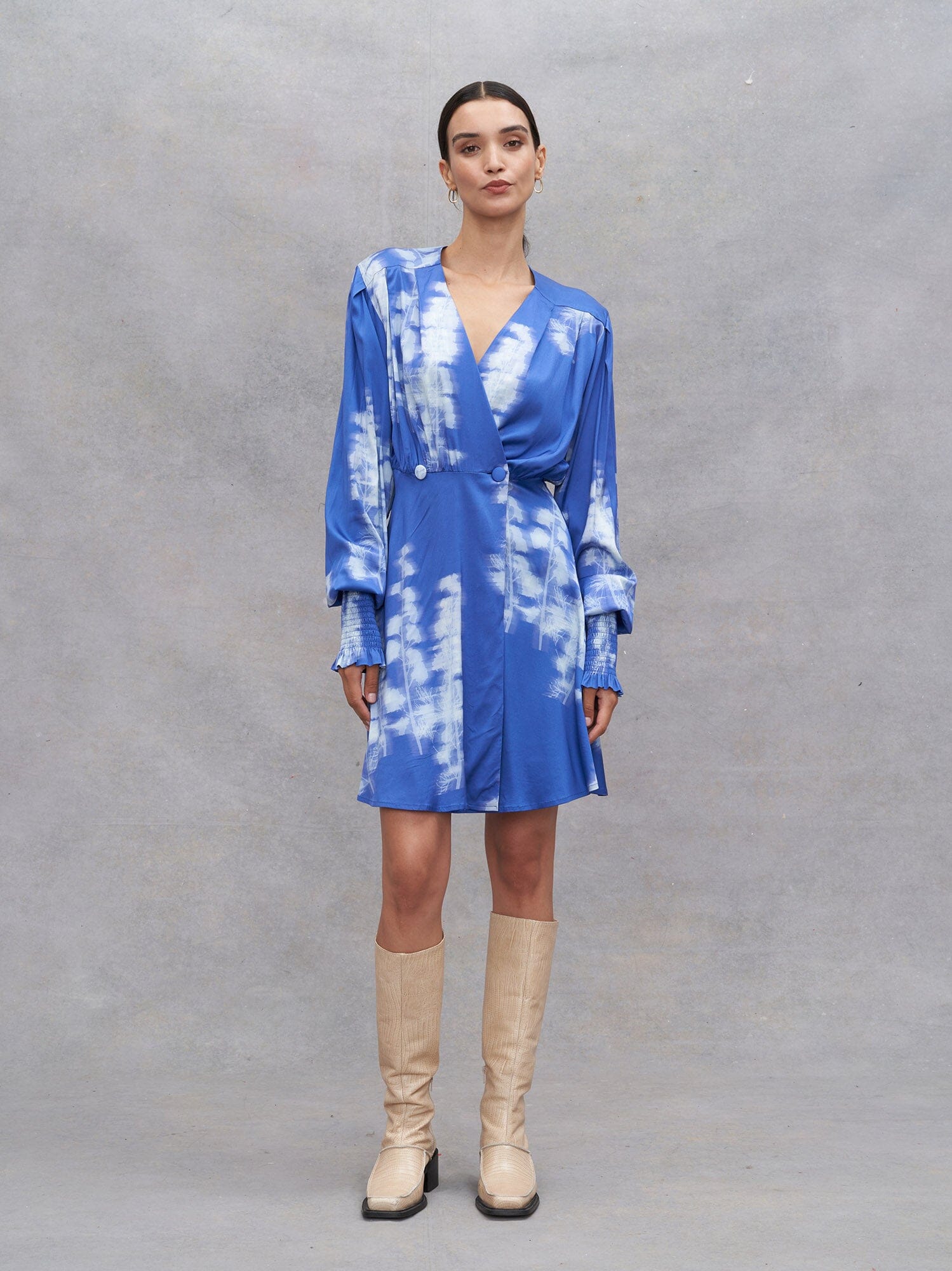 CHLORIS - Robe courte cache-cœur manches longues poignets smockés en satin de viscose FSC imprimé Abstract Dazzling Blue/Ice Melt Robe Fête Impériale