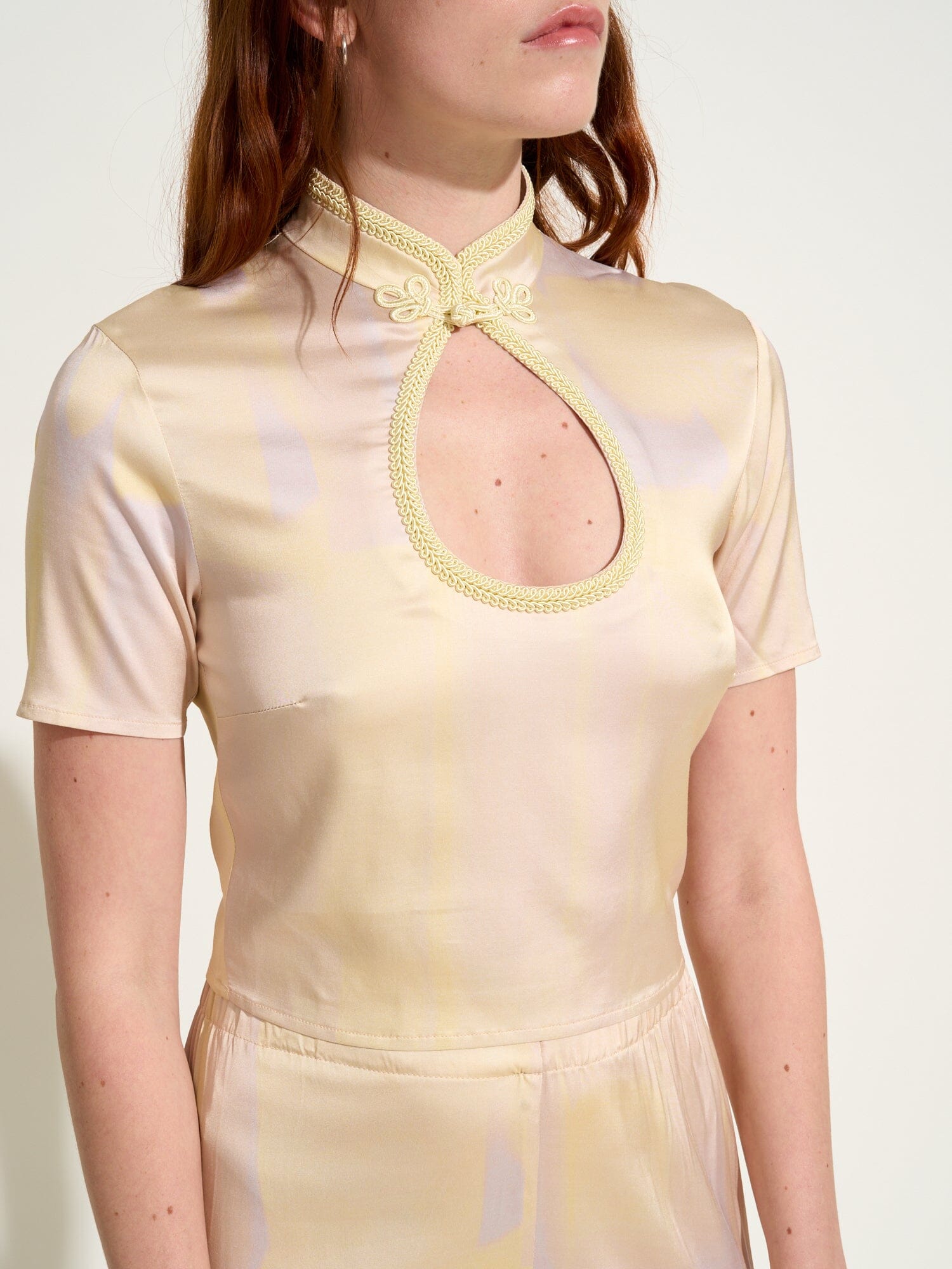 GONDOLIA - Top cropped à décolleté goutte d'eau en satin de viscose imprimé Tie & Dye Jaune Top Fête Impériale