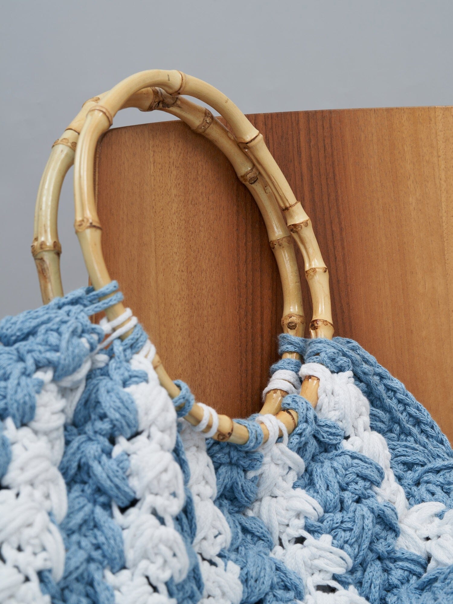 IOS - Sac grand modèle anse en bambou et macramé Blanc et Bleu Sac Fête Impériale