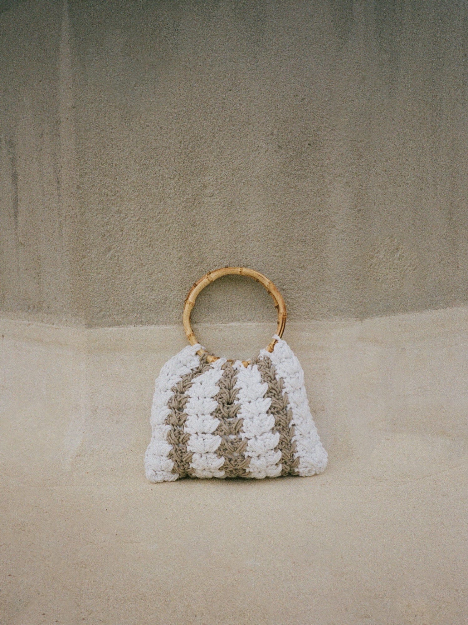 IOS - Sac petit modèle anse en bambou et macramé Blanc et Beige Sac Fête Impériale