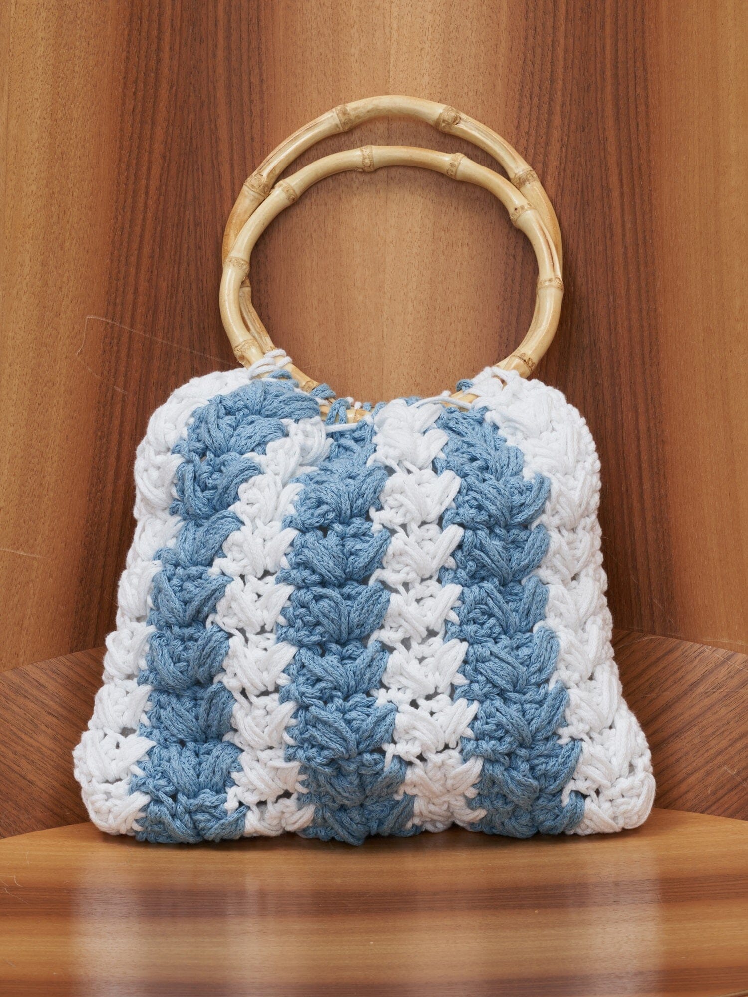 IOS - Sac petit modèle anse en bambou et macramé Blanc et Bleu Sac Fête Impériale