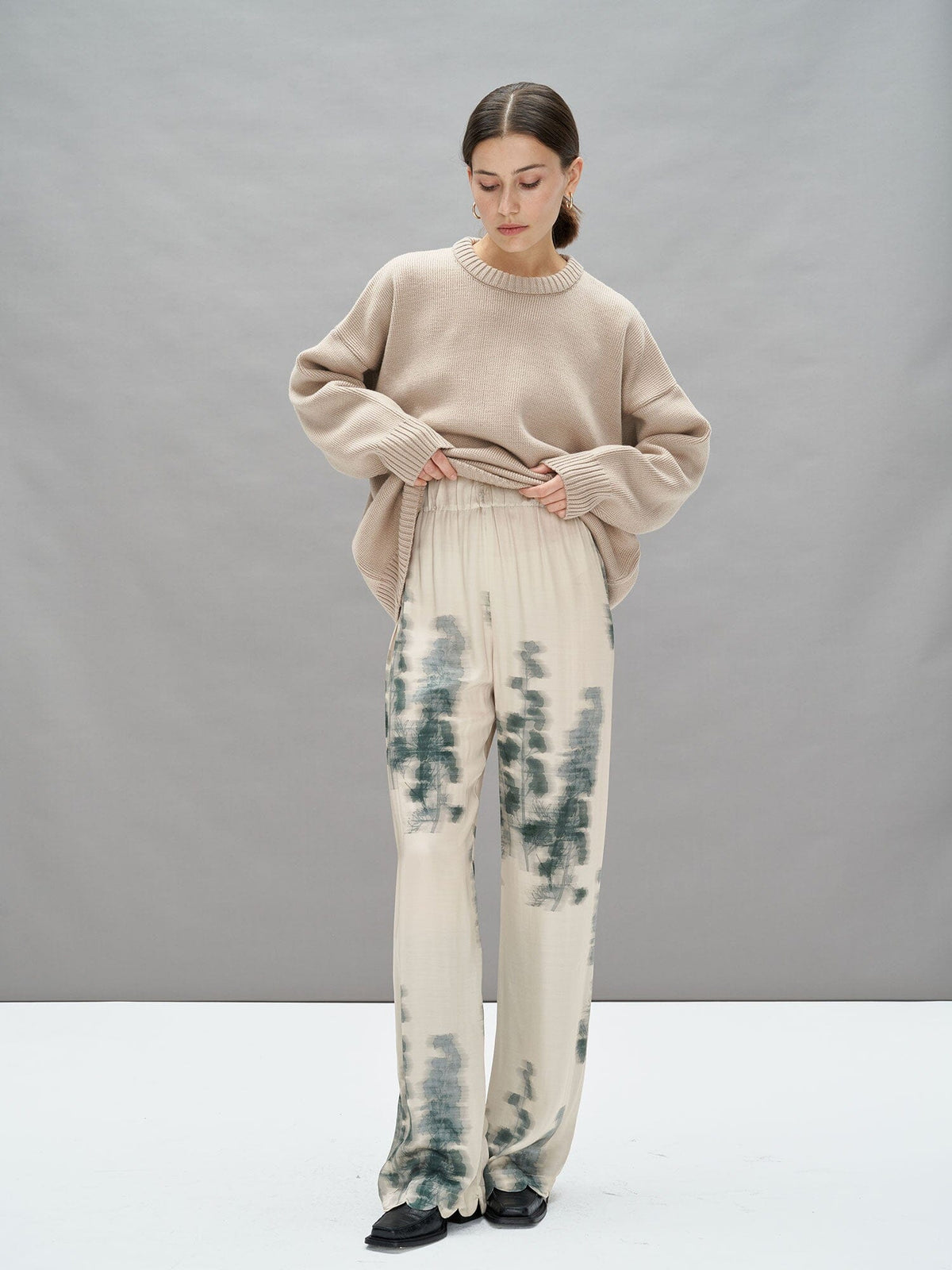 KEA - Pantalon ample taille haute bas pétale en satin de viscose imprimé Abstract Tofu/Green Forest Pantalon Fête Impériale