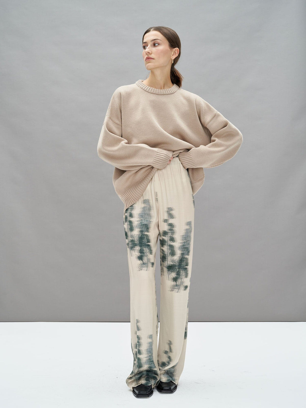 KEA - Pantalon ample taille haute bas pétale en satin de viscose imprimé Abstract Tofu/Green Forest Pantalon Fête Impériale