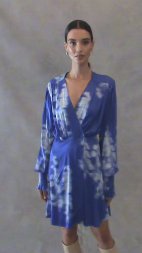 CHLORIS - Robe courte cache-cœur manches longues poignets smockés en satin de viscose FSC imprimé Abstract Dazzling Blue/Ice Melt