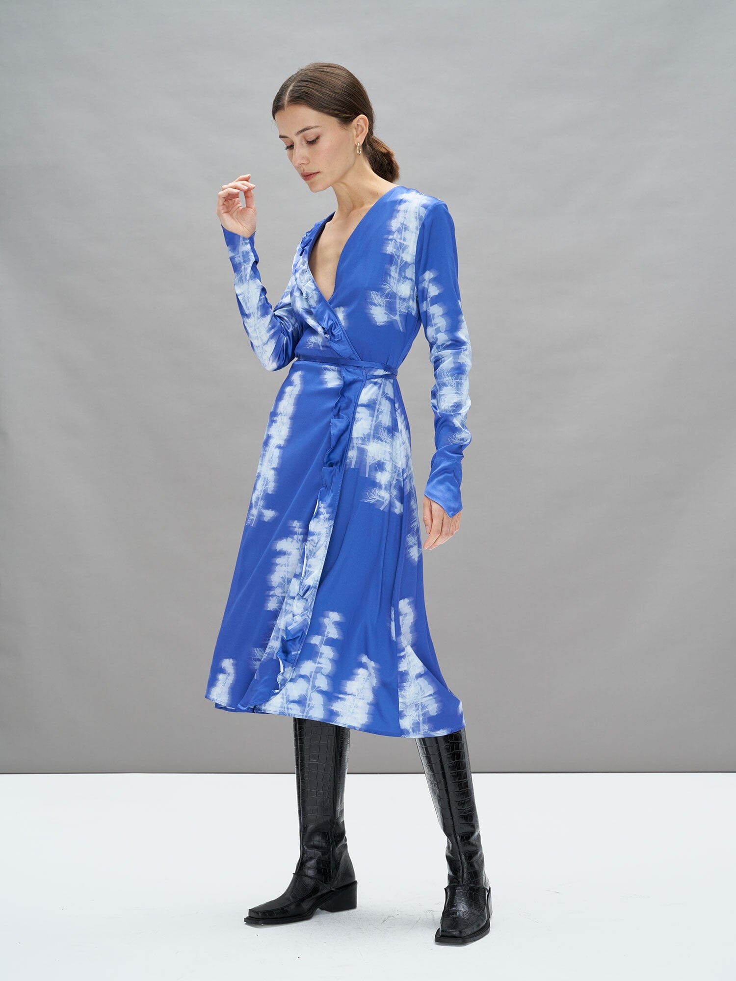 SAIMA - Robe longue portefeuille à volants en satin de viscose imprimé Abstract Dazzling Blue/Ice Melt Robe Fête Impériale