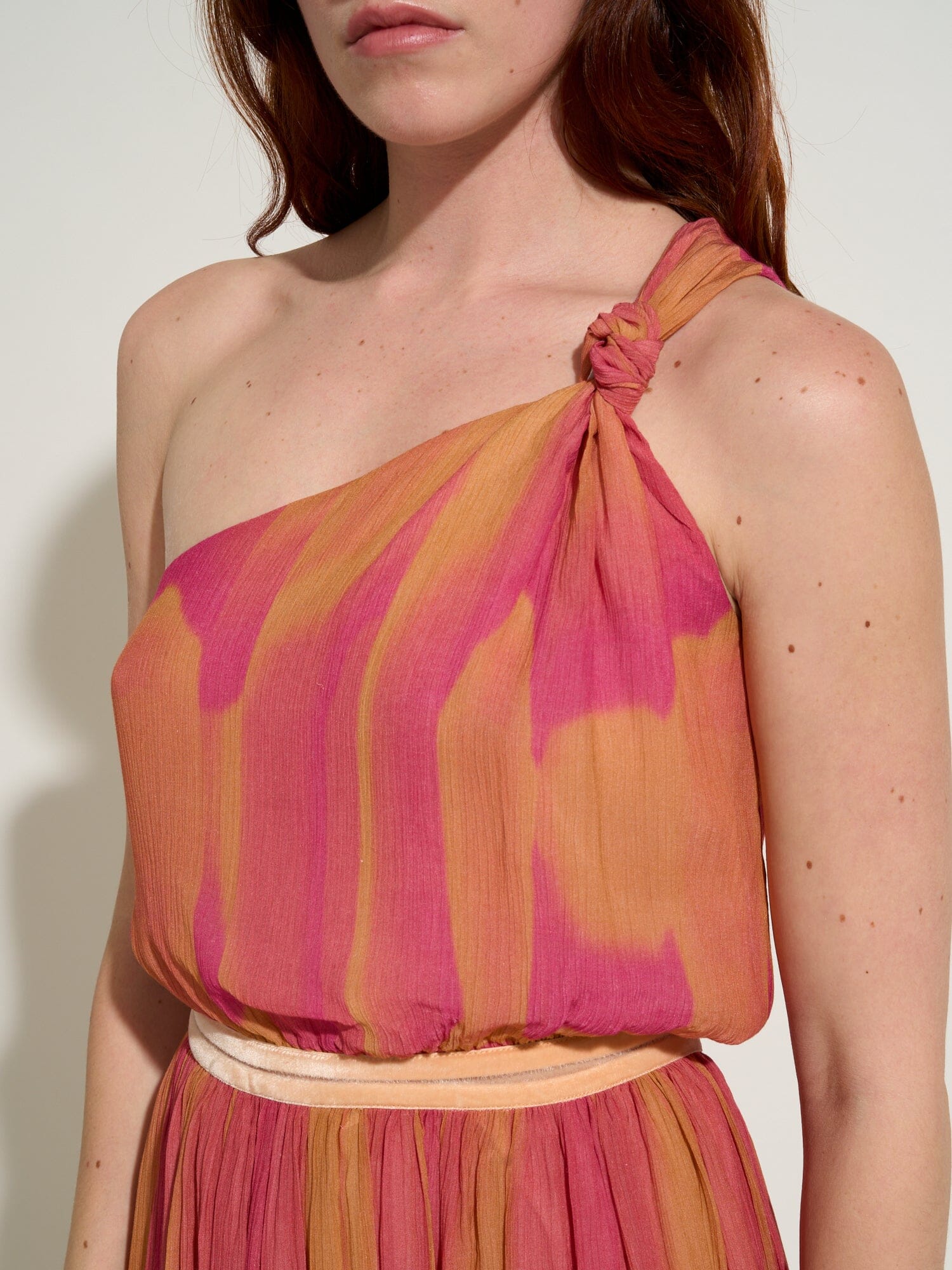 VENISE - Top cropped bretelle asymétrique nouée en mousseline de soie imprimé Tie & Dye Fuchsia Top Fête Impériale